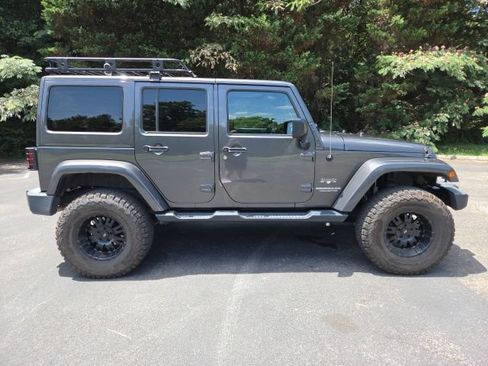 Used 2017 Jeep Wrangler Unlimited Sahara w/ Dual Top Group AWD/4WD image 12