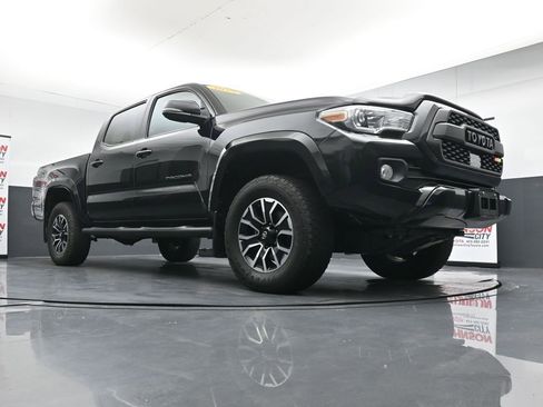 Used 2020 Toyota Tacoma TRD Sport w/ Technology Package AWD/4WD image 32