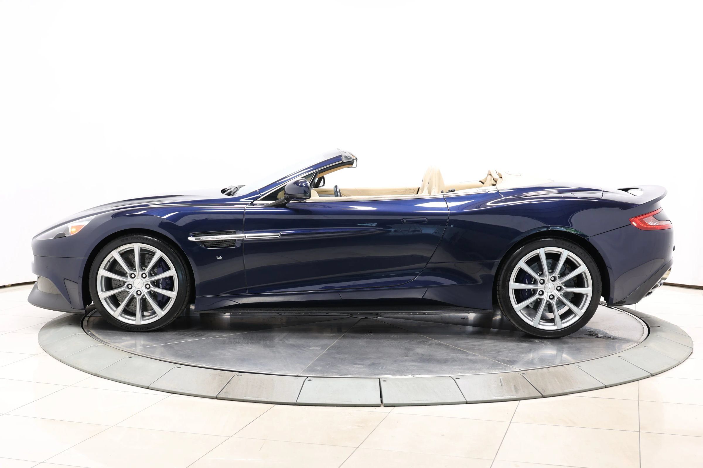 Used 2016 Aston Martin Vanquish Volante RWD image 9