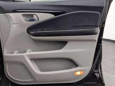 Used 2016 Honda Pilot Touring image 18