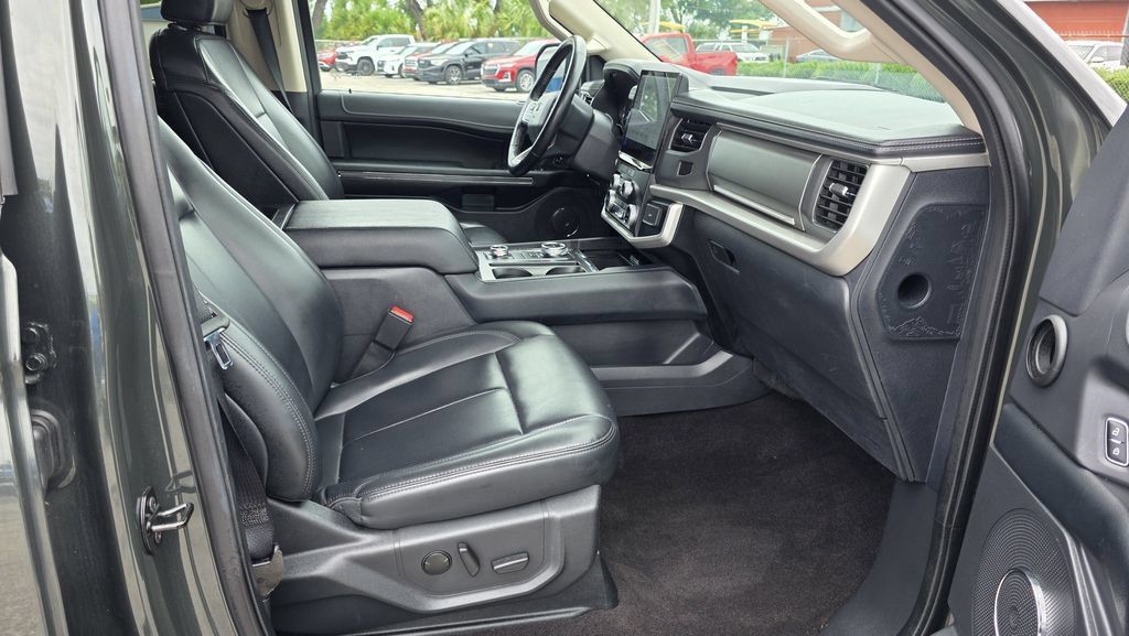 Used 2023 Ford Expedition XLT AWD/4WD image 6