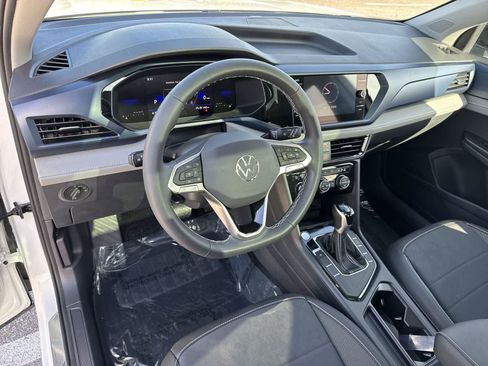 Certified 2024 Volkswagen Taos SE w/ Panoramic Sunroof Package FWD image 2