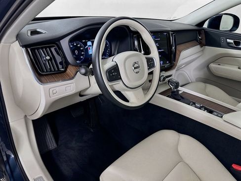 Used 2021 Volvo XC60 T5 Momentum w/ Premium Package image 9