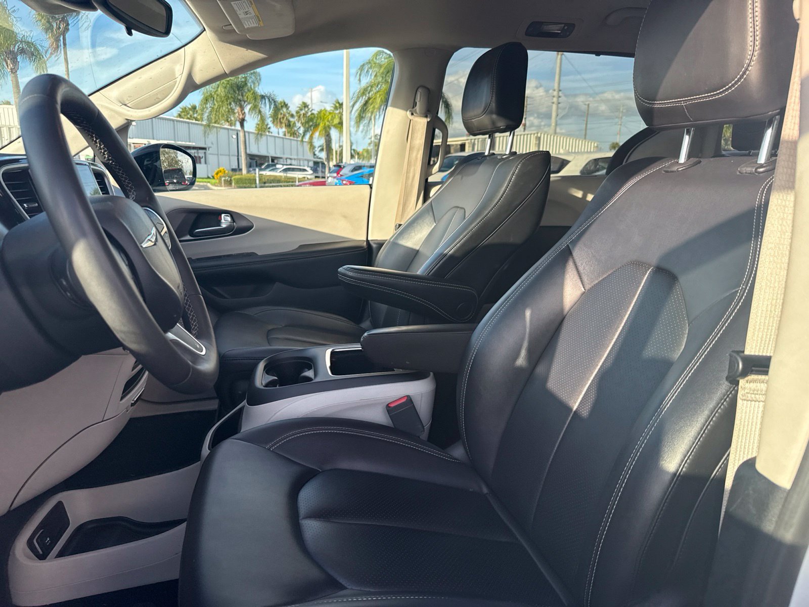 Used 2024 Chrysler Pacifica Touring-L FWD image 11