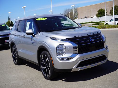 Used 2023 Mitsubishi Outlander SE AWD/4WD image 1