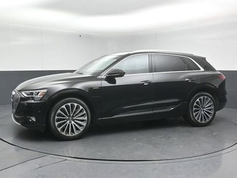 Used 2019 Audi e-tron Prestige w/ Prestige Package image 4