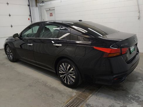 Used 2023 Nissan Altima 2.5 SV w/ SV Premium Package FWD image 3