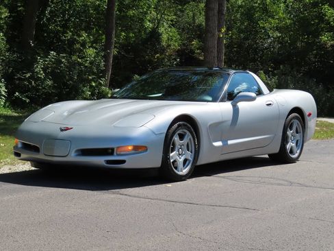 Used 1997 Chevrolet Corvette Coupe w/ Memory Pkg RWD image 19