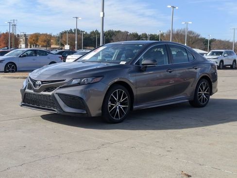 Used 2024 Toyota Camry SE image 10