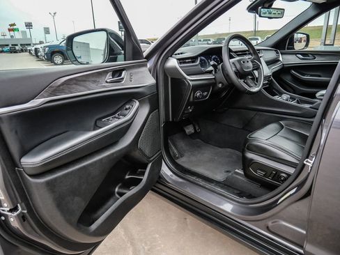 Used 2024 Jeep Grand Cherokee L Limited w/ Luxury Tech Group II image 32