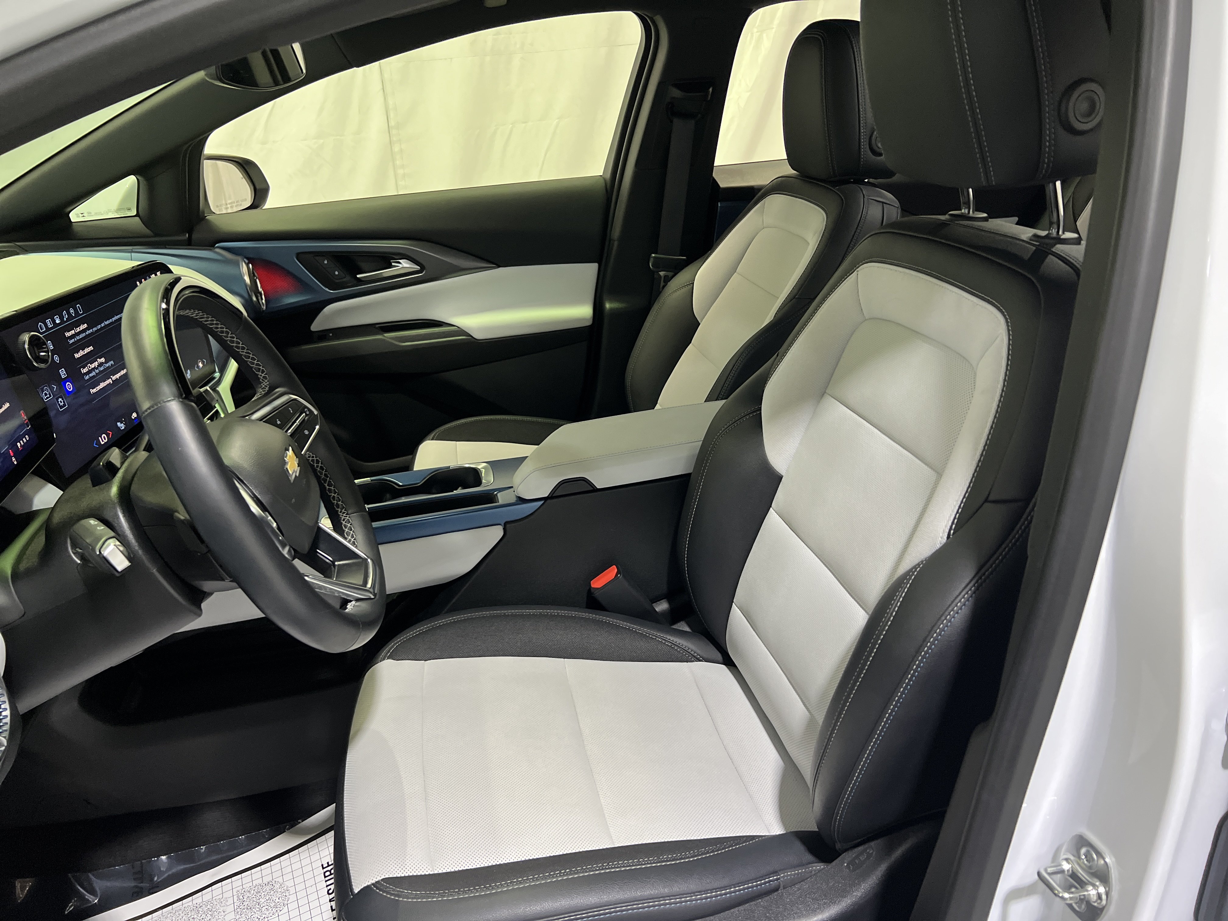 Used 2024 Chevrolet Equinox EV LT w/ Active Safety Package 3 FWD image 17