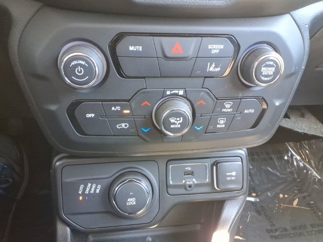 Used 2023 Jeep Renegade Latitude AWD/4WD image 34
