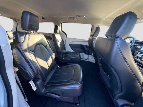 Used 2024 Chrysler Pacifica Touring-L image 29