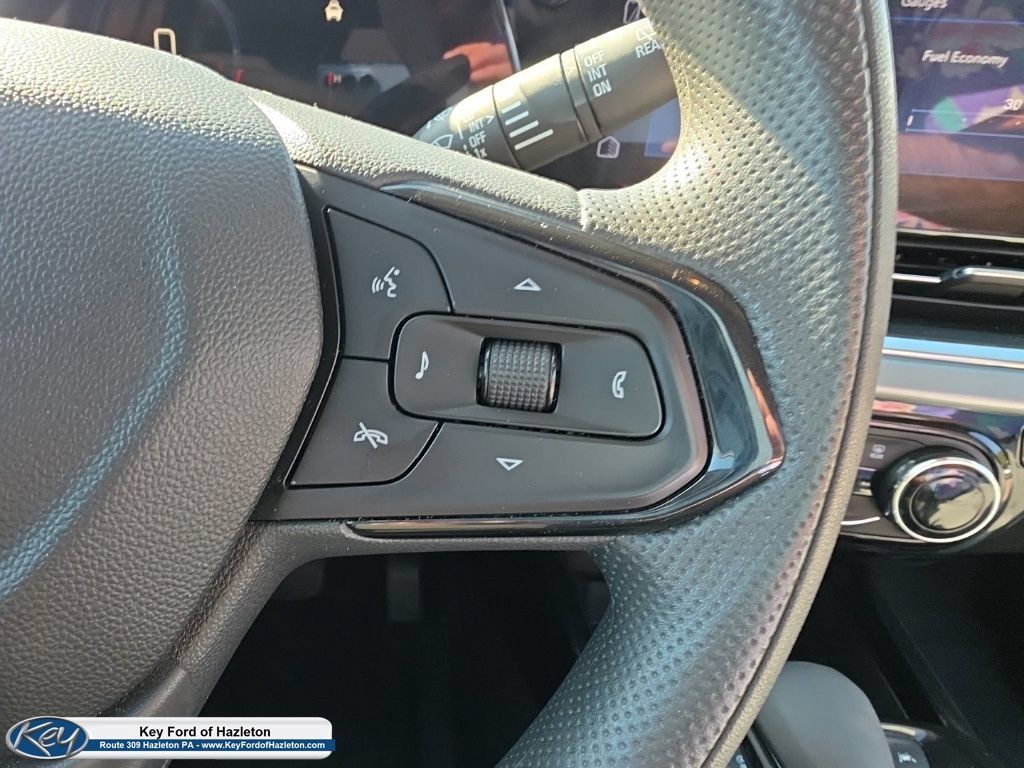 Used 2025 Chevrolet Trax LT FWD image 28