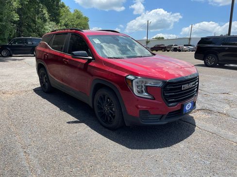 Used 2023 GMC Terrain SLE w/ Driver Convenience Package FWD image 9