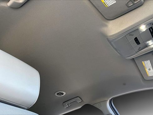 Used 2023 GMC Acadia SLT image 27