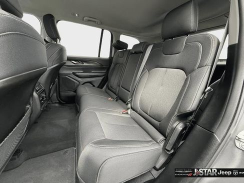 Used 2023 Jeep Grand Cherokee Laredo AWD/4WD image 28