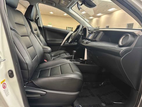 Used 2018 Toyota RAV4 LE w/ Carpet Mat Package AWD/4WD image 25