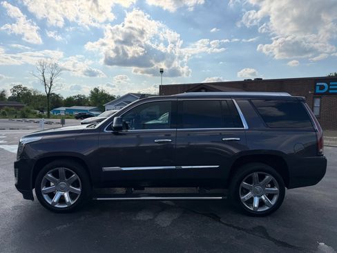 Used 2017 Cadillac Escalade Premium Luxury AWD/4WD image 6