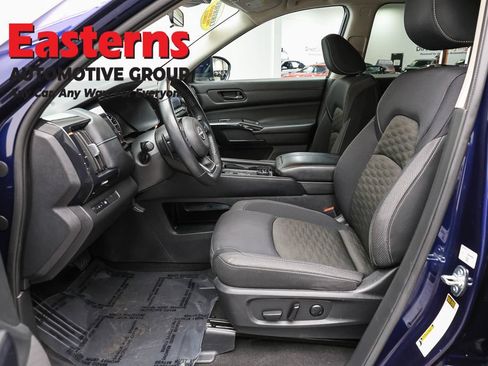 Used 2023 Nissan Pathfinder SV AWD/4WD image 14