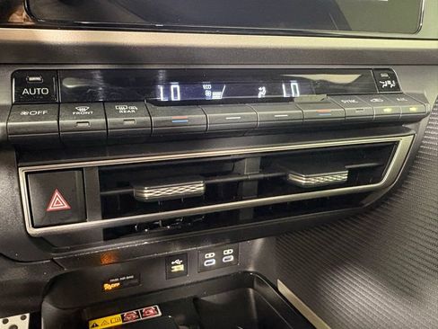 Used 2025 Toyota Camry SE image 34