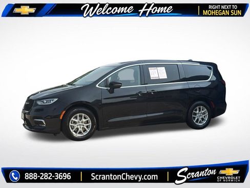 Used 2023 Chrysler Pacifica Touring-L FWD image 3