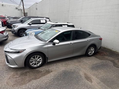 Used 2025 Toyota Camry LE w/ Convenience Package FWD image 4