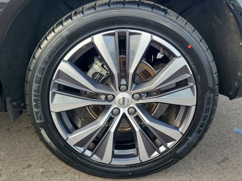 Used 2022 Volvo XC60 B5 Momentum w/ Advanced Package FWD image 11