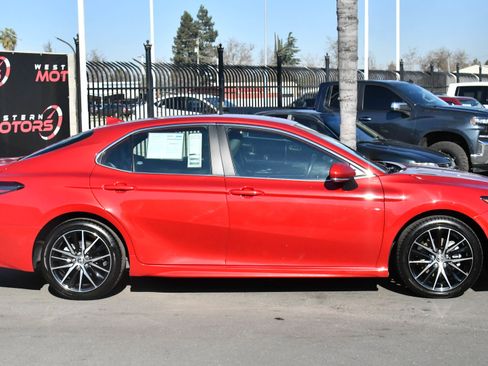 Used 2024 Toyota Camry SE image 9