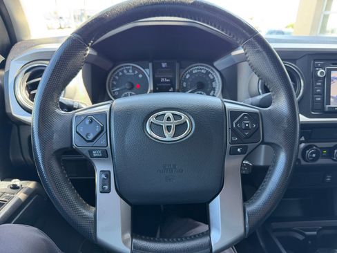 Used 2016 Toyota Tacoma SR5 w/ SR5 Appearance Package (SN) RWD image 9