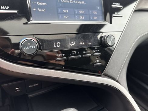 Used 2019 Toyota Camry SE FWD image 18