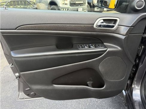 Used 2018 Jeep Grand Cherokee Altitude image 15