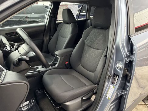 Used 2023 Toyota Corolla Cross LE image 11