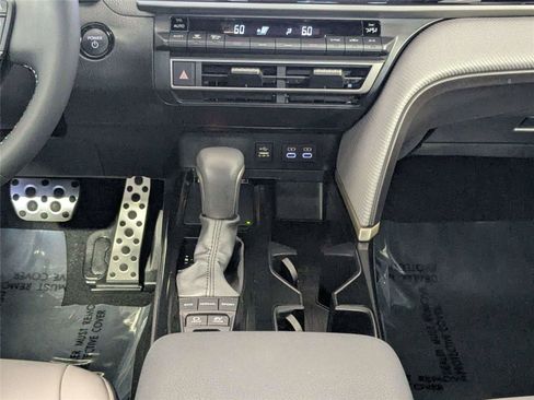 Used 2025 Toyota Camry SE image 40