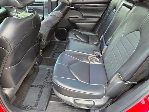 Used 2023 Toyota Highlander XLE FWD image 14