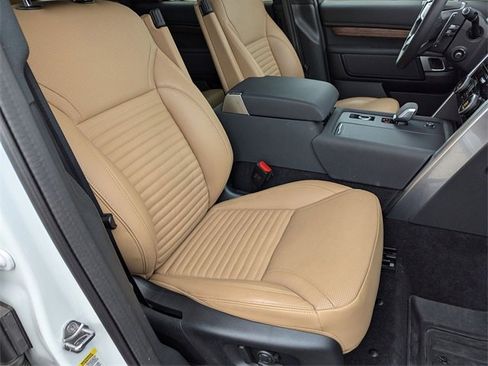 Certified 2024 Land Rover Discovery Dynamic SE image 18