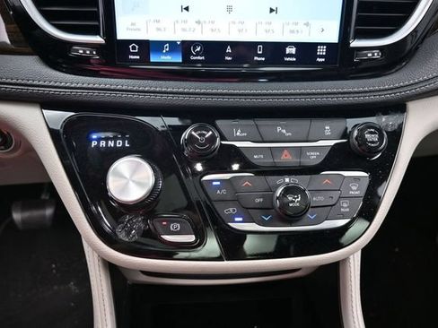 Used 2023 Chrysler Pacifica Limited FWD image 24