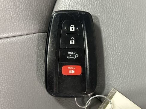 Used 2023 Toyota Highlander XLE FWD image 32