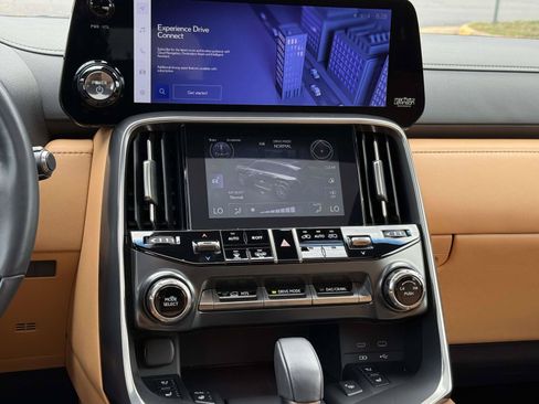 Used 2025 Lexus LX 700h Luxury w/ Appearance Package AWD/4WD image 18