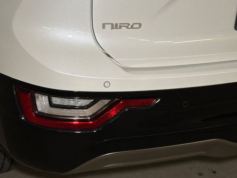 Certified 2023 Kia Niro Wave w/ Wave Preserve Package FWD image 5
