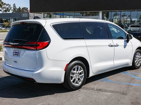 Used 2023 Chrysler Pacifica Touring-L FWD image 6