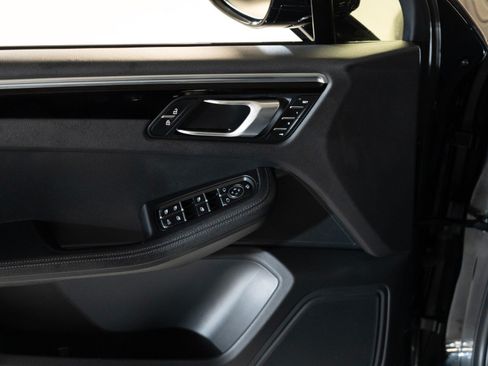 Certified 2023 Porsche Macan AWD/4WD image 24