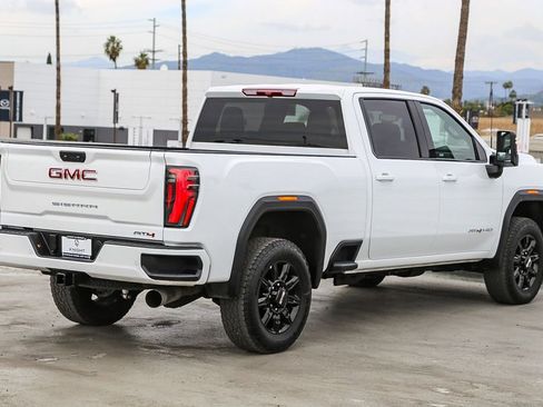 Used 2025 GMC Sierra 2500 AT4 image 9