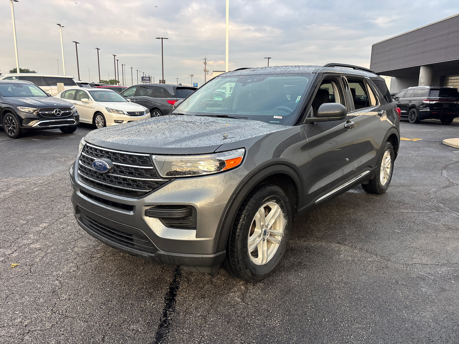 Used 2023 Ford Explorer XLT AWD/4WD image 3
