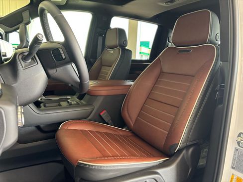 Used 2026 GMC Sierra 2500 Denali Ultimate w/ LPO, Black Badging Package image 15