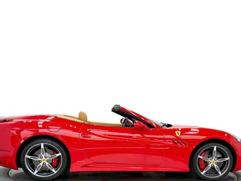 Used 2014 Ferrari California RWD image 2