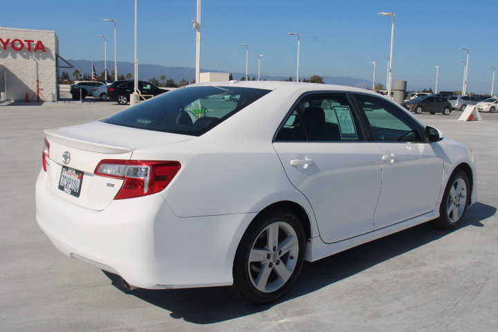 Used 2014 Toyota Camry SE FWD image 3