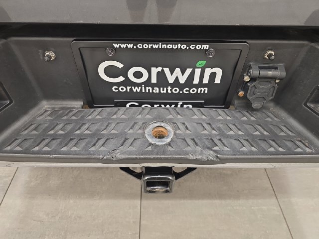 Used 2019 Nissan Titan SV AWD/4WD image 16