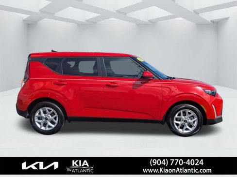 Used 2025 Kia Soul LX w/ LX Technology Package FWD image 2