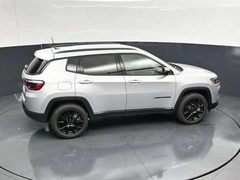 Used 2026 Jeep Compass Latitude AWD/4WD image 48
